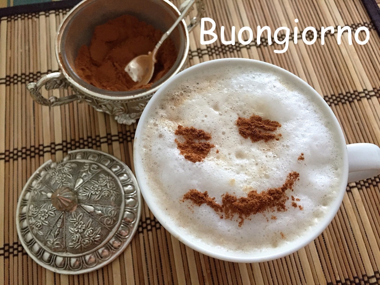 un cappuccino con polvere di cioccolato che compone un sorriso
